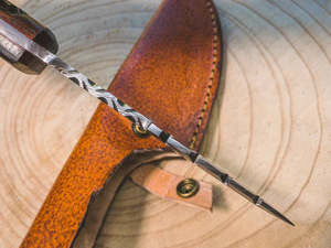 Cuchillo de caza rastreador de acero Damasco de calidad superior con funda de cuero y mango de agarre cómodo - Product Image 5