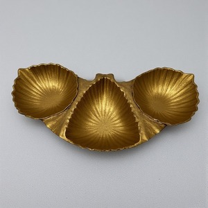 Assiette de présentation en verre d'aluminium de qualité supérieure Serveur de fruits secs Conception à trois feuilles Finition or antique Intérieurs de salle à manger décoratifs de luxe - Product Image 1