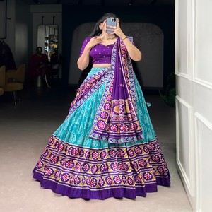 Conjunto de Lehenga Choli de Seda Tasar Elegante VASTRA COTTAGE con Estampado Ikkat, Lentejuelas y Bordado, Ropa Étnica de Diseño - Product Image 2