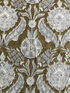 ผ้าฝ้ายพิมพ์ลายดอกไม้สีเทาอมเขียวมะกอกด้วยมือ - Product Image 3