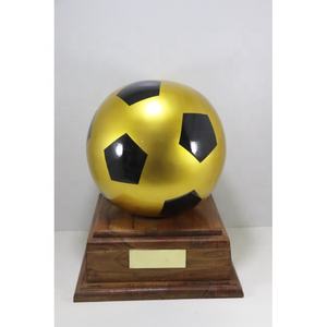 Urne de crémation pour adultes de haute qualité Urne de football rouge avec la meilleure qualité avec support en bois Plaque signalétique en laiton pour les funérailles d'Inde - Product Image 2