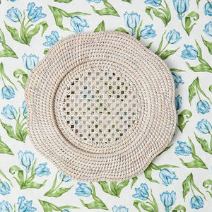 จานรองอาหารหวายสีน้ำเงินสไตล์โบโฮสุดหรู ทำมือ ลายดอกไม้ พร้อมแผ่นรองจานลายดอกไม้และของตกแต่งโต๊ะขอบหยัก  รับผลิตแบบ OEM ODM - Product Image 5