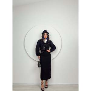 Conjunto de Dos Piezas para Mujer Miss Janell, Falda y Top de Tweed Negro con Detalle de Abertura, Estilo Elegante para Oficina, Modelo 1027, Perfecto - Product Image 4