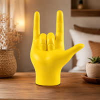 Zeitgenössische Handgefertigte Handbemalte Skulpturen Unregelmäßige Form Gesten-Statue LOVE Frieden Pose Harz-Modell Ornamente Engel-Thema