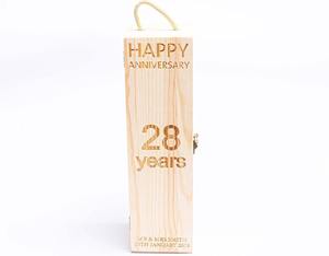 Boîte à vin de mariage artisanale personnalisable en bois, cadeau pour les couples avec noms, dates ou vœux, recyclable et sentimentale - Product Image 1