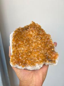 Venta al por mayor de racimos de citrino natural tallado cuarzo cristales curativos espécimen Piedra en bruto decoración del hogar Feng Shui regalo - Product Image 4