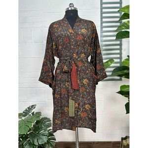 Kimono vintage en crêpe de soie, robe douce et confortable, vêtement de détente léger et luxueux, cadeau idéal pour les femmes pour la nuit d'automne - Product Image 1