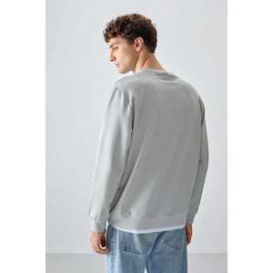 เสื้อสเวตเชิ้ตผู้ชายแบบพื้นฐาน ผ้าฝ้าย 100% เนื้อสัมผัสแบบสโตน นุ่มสบาย ทรงมาตรฐาน-88363 - Product Image 2