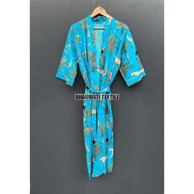 มีสีเขียวขุ่น