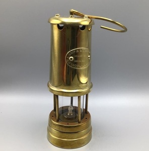 Lámpara minera de latón de estilo tradicional para decoración de tema industrial y rústico de granja perfecta para auténticas vibraciones vintage - Product Image 1