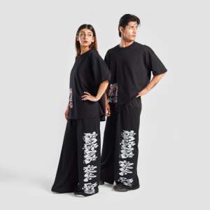 Pantalon cargo SprayStroke 100% coton noir, taille élastique, logo personnalisable, fermeture éclair, teinture artisanale, vêtements de travail, tailles XL à 6XL - Product Image 1