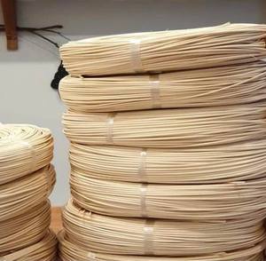 Vente en gros petite canne Calamus Adspersus rotin matériel naturel rotin noyau pelable rouleau-emballé pour meubles produits agricoles - Product Image 1