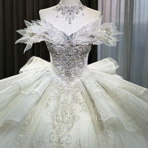 Robe de mariée moderne OY018 en tulle avec traîne chapelle, ornée de fleurs, de cristaux, de paillettes et de perles - Product Image 4