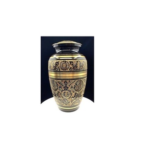 Urnes funéraires en laiton, artisanales et artistiques, au design haut de gamme et aux détails de style antique, pour une souvenir précieux. - Product Image 3