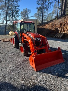 Tracteur à roues KUBOTA MX5400 4x4 facile à utiliser avec cabine fermée, accessoires inclus, godet 4-en-1, attelage 3 points - Product Image 4