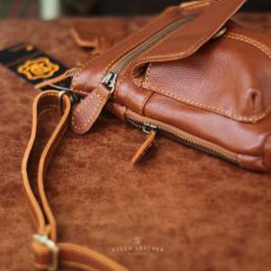 Andcrafted Sling Bag Hecho de auténtico diseño de cuero de vaca con cierres seguros y correa de hombro cómoda - Product Image 5