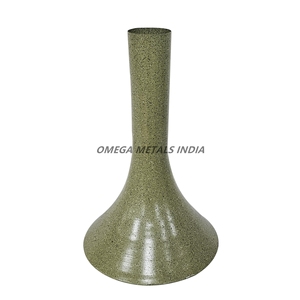 Vases décoratifs en métal doré fabriqués à la main avec un superbe motif inspiré des feuilles pour un style intérieur moderne et classique - Product Image 4