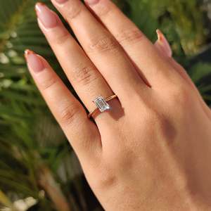 Anillo de Diamantes con Esmeralda Estilo Solitario - Product Image 4