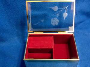 Boîtes à bagues en verre de forme carrée robuste avec finition dorée, parfaites pour ranger les bagues, les colliers et les accessoires fins - Product Image 2