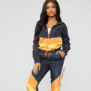 OEM Ensemble de survêtements en nylon à panneau contrasté personnalisé Survêtement coupe-vent 2 pièces pour femmes - Product Image 1