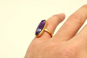 แหวนทองสไตล์วินเทจสไตล์วินเทจพร้อมพลอยสีม่วงอเมทิสต์ธรรมชาติทรงไข่ตัดเป็นพลอยสำหรับงานแต่งงานคอลเลกชันอัญมณี Adina ของเธอ - Product Image 2