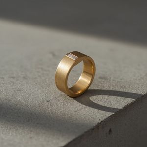 แหวนหมั้นทองคำแท้ 10K สำหรับผู้ชาย ประดับเพชรทรงบาแก็ตต์ธรรมชาติแนวนอน ชุบโรเดียม เรียบหรู งานละเอียด OEM เครื่องประดับไทย สำหรับงานปาร์ตี้ - Product Image 1