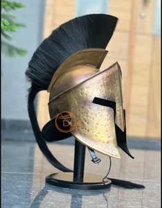 Casco Espartano Corintio Hecho a Mano con Acabado de Latón Antiguo y Pluma de Crin Negra para Exhibición y Decoración de Recreación Histórica - Product Image 6