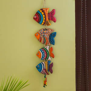 Tenture murale en terre cuite en forme de poisson peinte à la main - Product Image 2