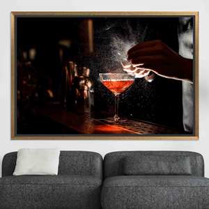 Impression sur toile de gobelet à cocktail : élégante décoration murale pour cuisine et bar, toile encadrée en or - Product Image 1