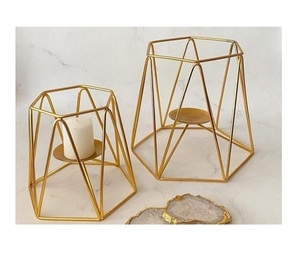 Nouveau design lanterne à bougie décorative en métal de forme géométrique finie or support en bois pour la décoration de Noël à la maison intérieure - Product Image 1