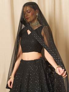 Cautivador Lehenga Choli Negro de Georgette con Bordado de Lentejuelas Resham, Estilo Bollywood, Largo hasta el Suelo para Ocasiones Elegantes de Fiesta - Product Image 5