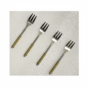 Fourchettes à fruits en acier inoxydable de luxe fabriquées à la main, poignées texturées, compatibles lave-vaisselle, pour servir des fruits, des desserts, des collations légères lors de fêtes - Product Image 3