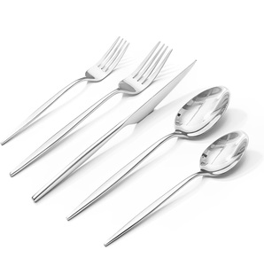Ensemble de couverts modernes et élégants de cinq pièces en acier miroir et en acier inoxydable pour les repas des fêtes et des mariages - Product Image 1