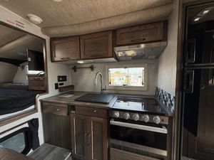 Camping-car Forest River Sunseeker en aluminium noir, 6 places, caravane de voyage moderne avec cuisine coulissante et sol en PVC - Product Image 2