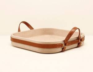 Plateau de service en cuir au design de luxe avec poignée pour la maison, hôtel, plateau de service aux fruits secs de couleur marron Plateau de service au design moderne - Product Image 1