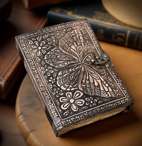 Diario de cuero de mariposa A5 240 hojas de papel cierre de latón C diario de cuero cosido a mano | diseño exclusivo en relieve - Product Image 1