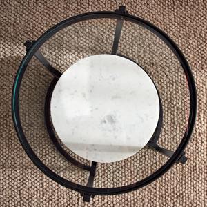 Table d'appoint moderne en verre de forme carrée avec base en métal, parfaite pour le salon, le café, le bureau et les espaces élégants de l'Inde - Product Image 2