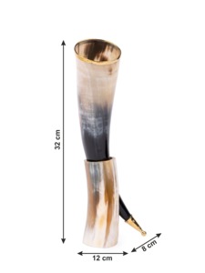 Verre à boire artisanal en corne de buffle avec finition naturelle et support traditionnel pour la présentation de méad ou d'ale de style viking - Product Image 6