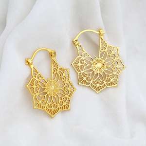 Boucles d'oreilles créoles florales en laiton filigrané Mandala, plaquées or 18 carats, vente en gros pour femmes - Product Image 5