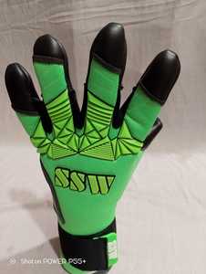 Gants de gardien de but avec logo personnalisé en gros Gants de football antidérapants en latex allemand Gants de sports de plein air professionnels pour adultes et enfants - Product Image 3