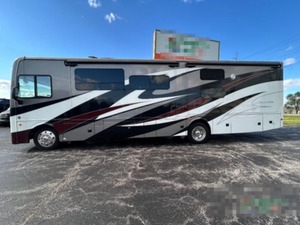 Autocaravana H-o-l-i-d-a-y RV Vacationer R-a-m-b-l-e-r 36D Modelo 2018 en Buen Estado, Usada con Cuidado, Disponible para la Venta - Product Image 4
