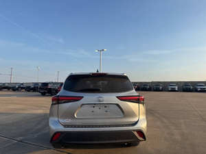 Toyota Highlander L 2023 d'occasion en excellent état - Product Image 2