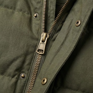 Parka formel en coton à capuche brillant en gros pour hommes, couleur personnalisée, logo personnalisé, manteaux d'hiver matelassés, thermiques, pour la neige - Product Image 4