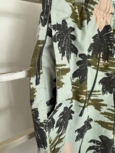 กางเกงว่ายน้ำขาสั้นผ้าโพลีเอสเตอร์แห้งเร็วของผู้ชายกางเกงขาสั้นแนววินเทจแบบลำลองที่ยั่งยืนมีคุณสมบัติป้องกันริ้วรอยระบบดิจิทัล AOP แบบ100% - Product Image 5