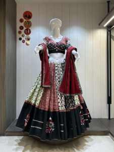 Conjunto Festivo de Lehenga Choli de Algodón para Mujer con Trabajo Aari Elaborado, Diseño Multicapa, Vibrante, Prenda Tradicional India para Navratri - Product Image 4