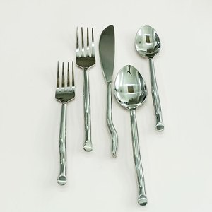 Juego de cubiertos de metal sostenible Cubiertos de acabado brillante con cuchillo Cuchara Tenedor Esparcidor de catering para bodas y otros artículos - Product Image 2