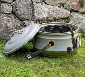 Pots à tuyaux en métal fonctionnels et durables avec finition artisanale pour un rangement organisé des tuyaux de jardin en extérieur - Product Image 6