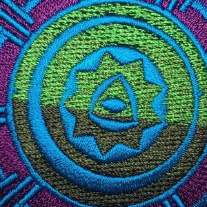 Prix de gros de broderie à la main Fabricant de vêtements Badges promotionnels Service de conception OEM Badges de broderie en gros - Product Image 6