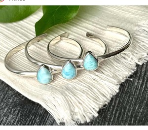 Joyería de diseñador para mujer, pulsera de piedras en forma de pera Larimar, conjunto de bisel de latón, pulsera de 8x10mm de tamaño para regalo de cumpleaños - Product Image 1