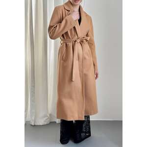 Venta al por mayor de abrigos midi con cinturón Camel de tela tejida - Product Image 6